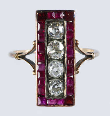 Кольцо из золота (по клейму 56), общим весом 3,24 грамма, содержит вставки из бриллиантов и рубинов